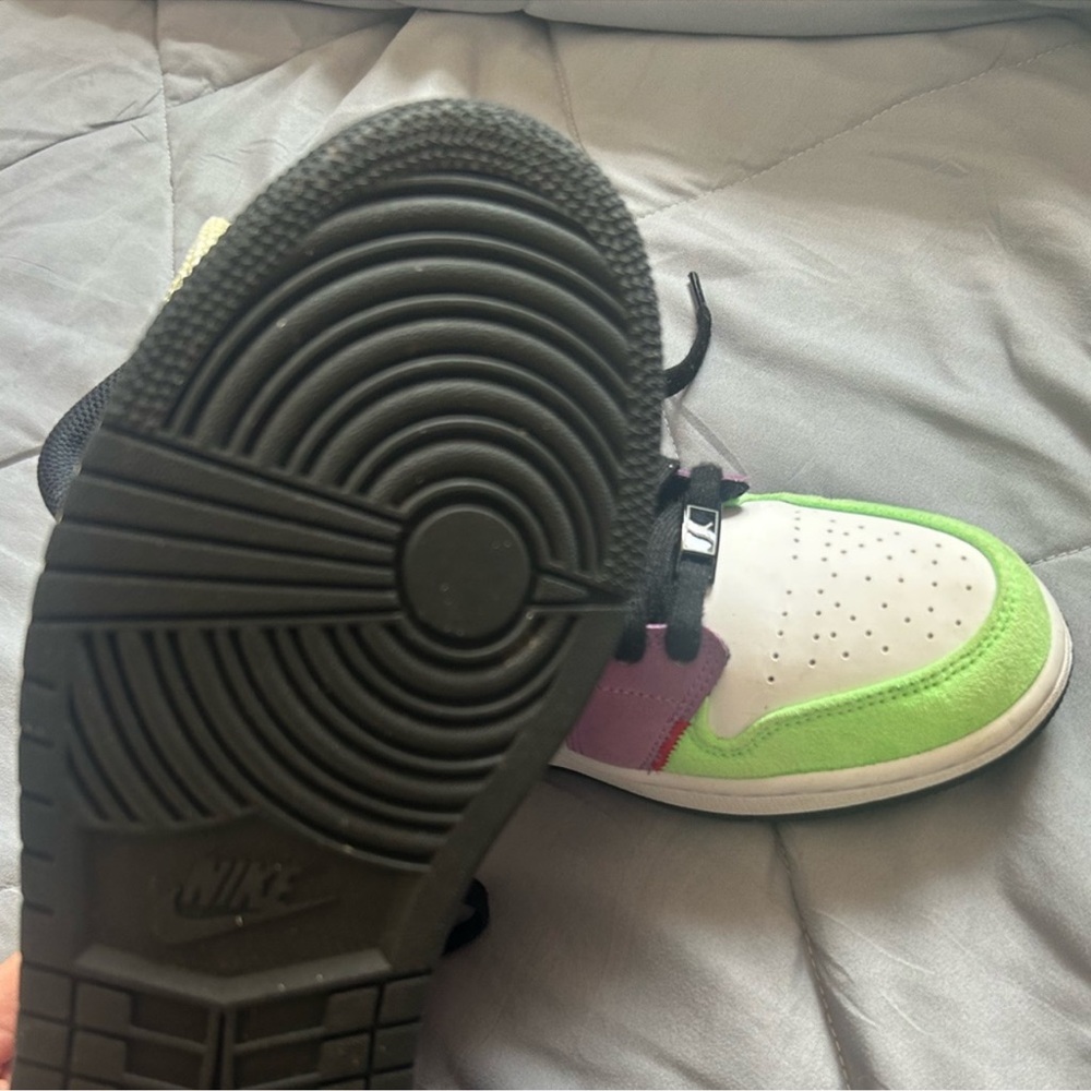 Womens Air Jordan Nike - Picture 3 of 6